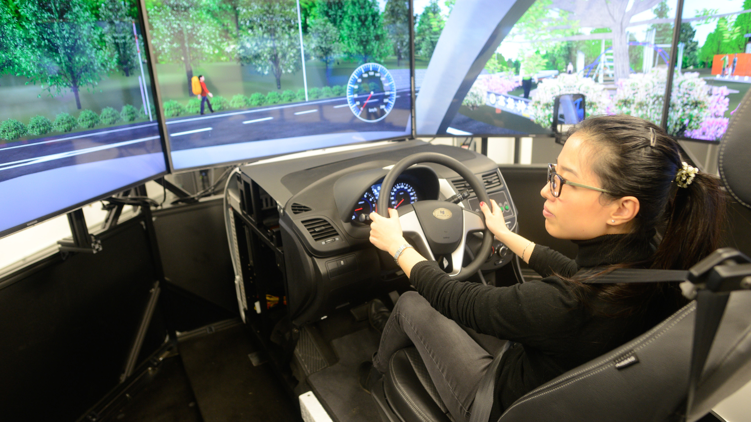 A researcher uses a driving simulator.