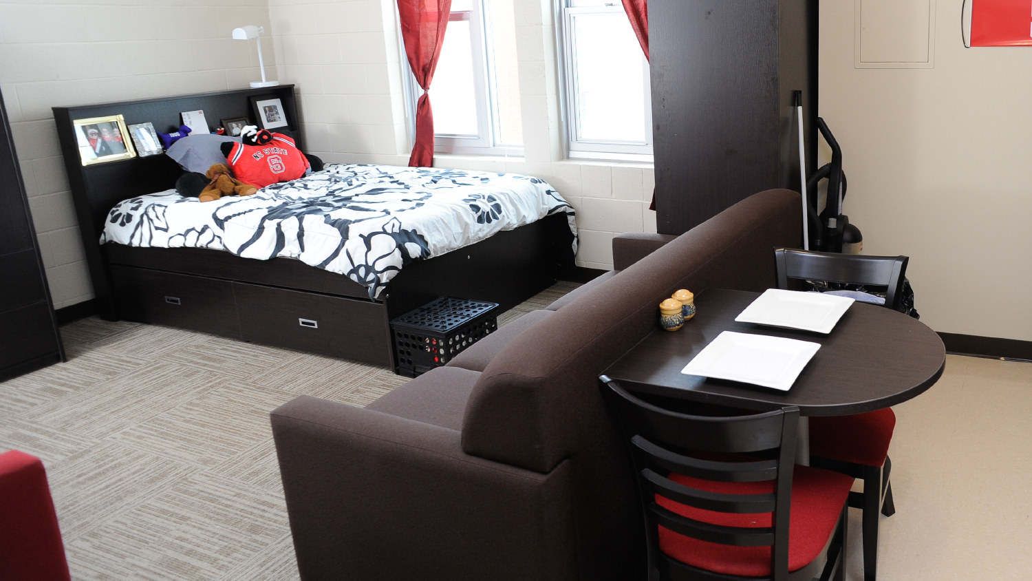 A bedroom from Wolf Ridge Apartments.